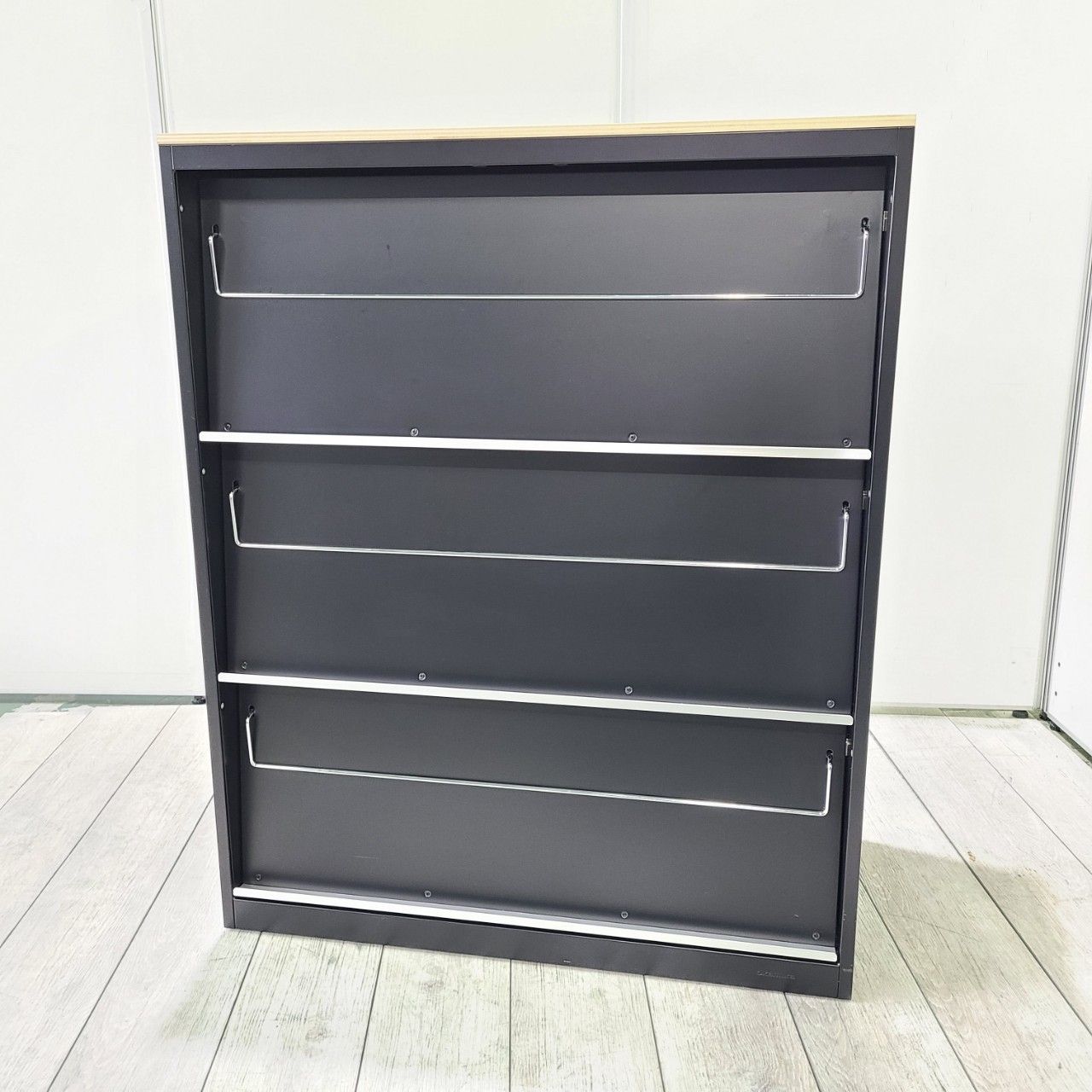 【2020年製】【1台限定】雑誌架タイプのキャビネット入荷しました　ブラック　オカムラ　レクトライン
                        レクトライン
                                    中古
            