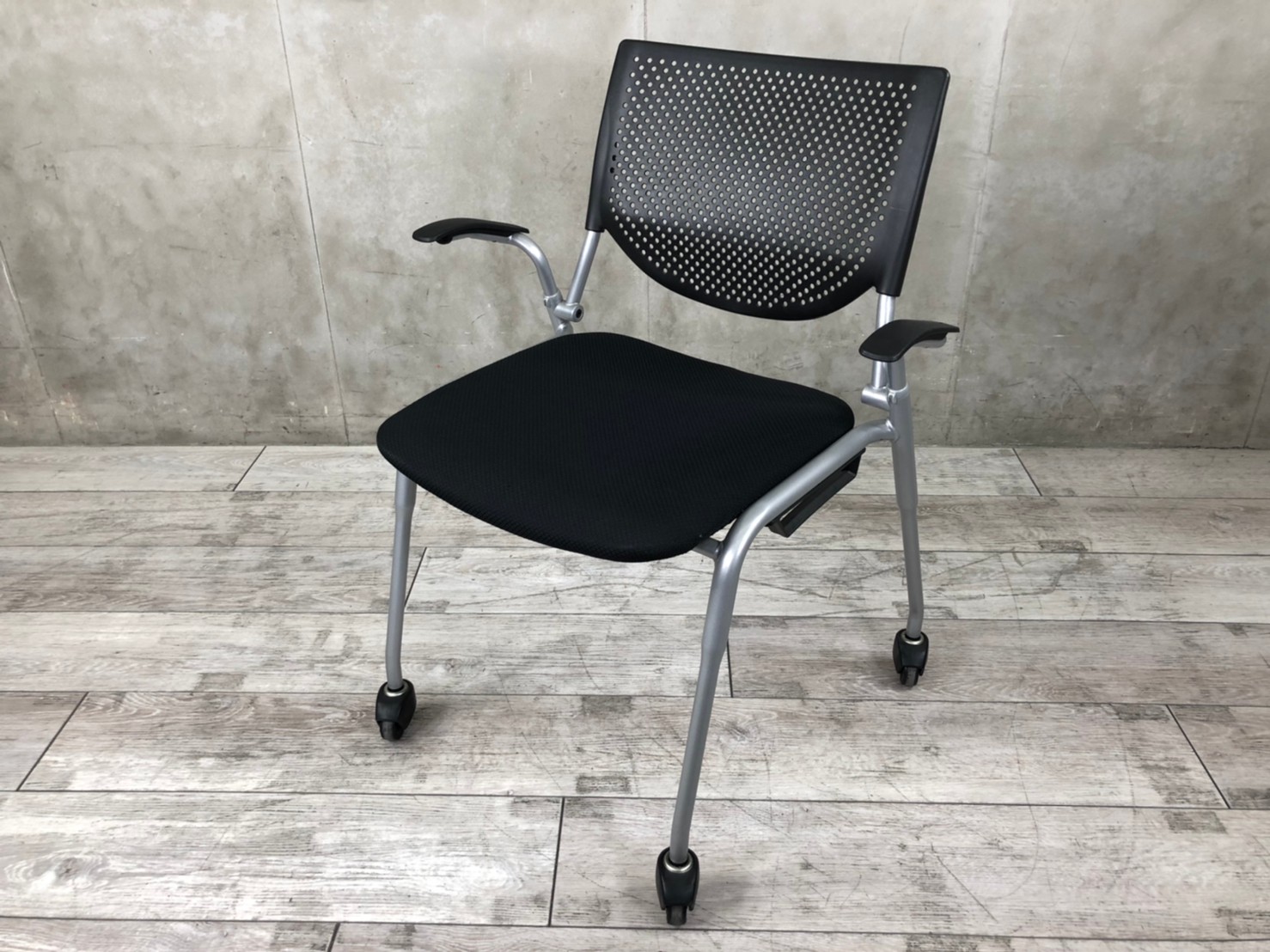 【14脚ロット入荷！！】ブラックの会議用チェア入荷！■オカムラ/プロスタック/ブラック　肘付き　キャスター付き
                        プロスタック
                                    中古
            