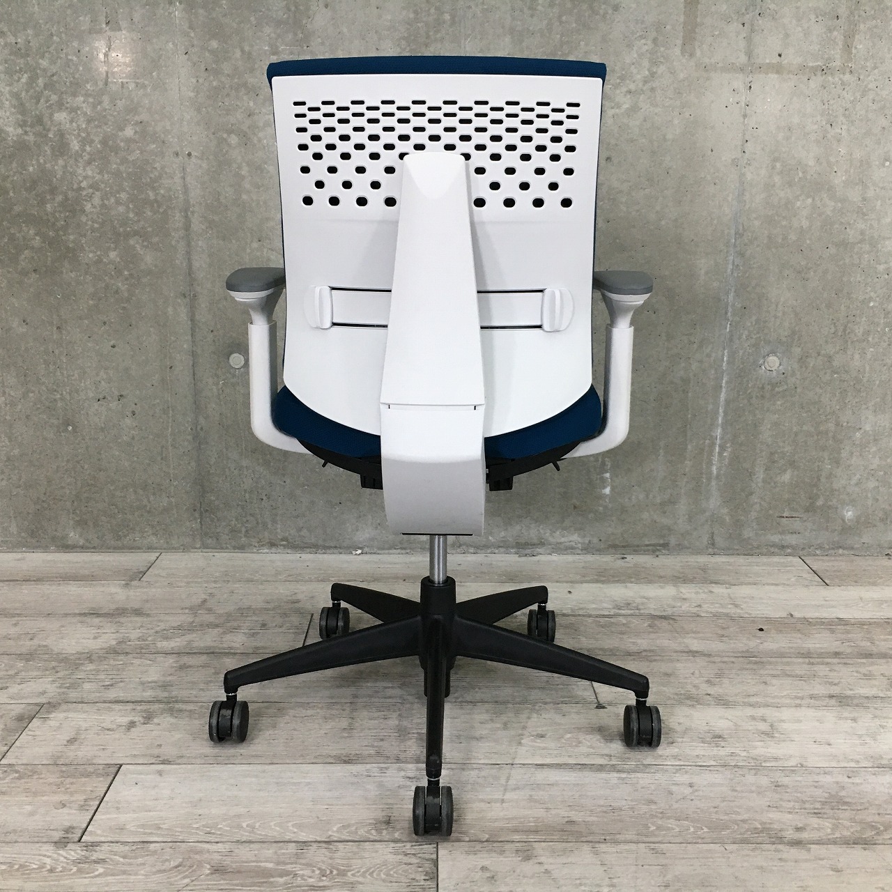 中古】ウィザード3 樹脂 CRS-G3620E1 コクヨ/KOKUYO 肘付ロー