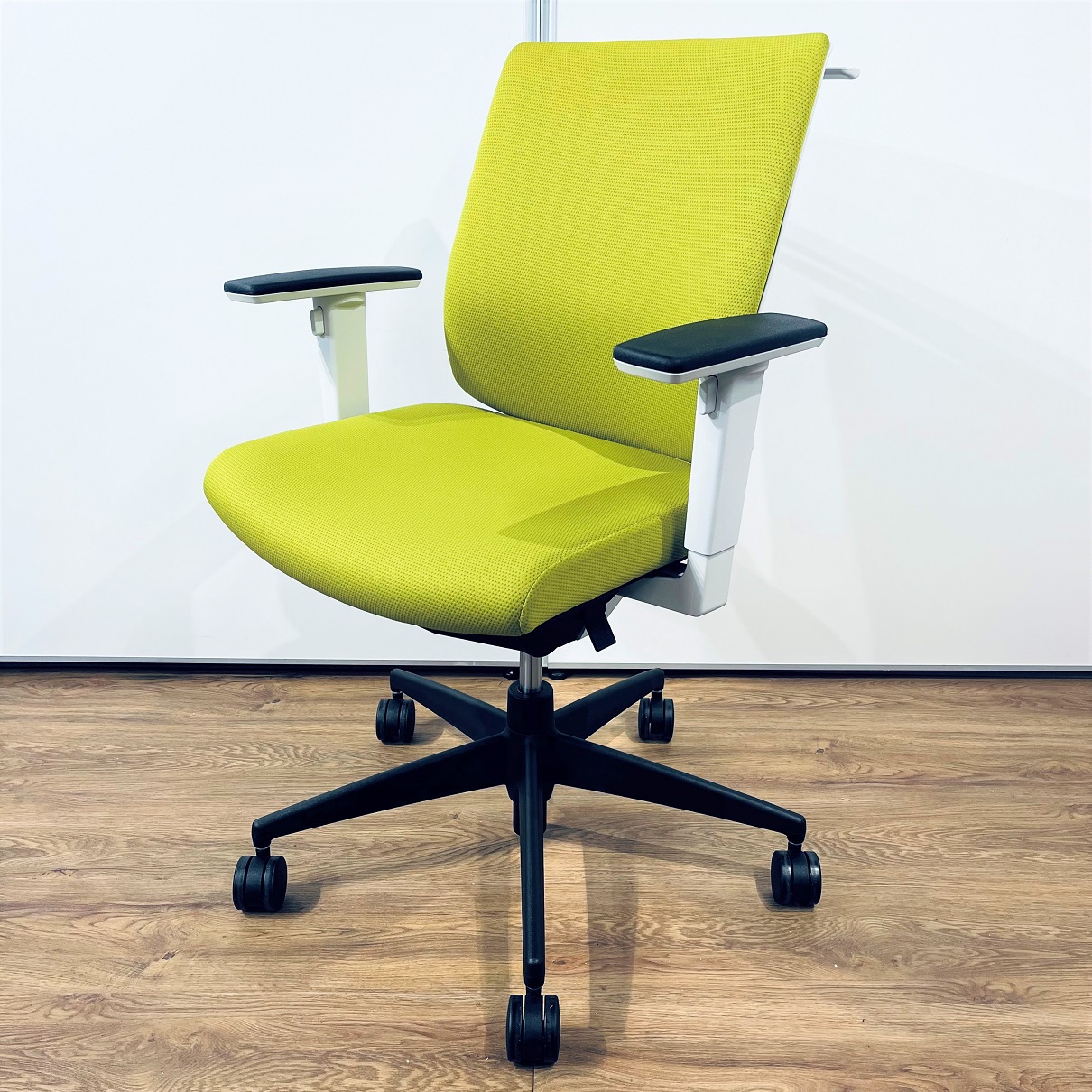 コクヨ　ウィザード２　可動肘・ハンガー付で入荷　ホワイト×ライトオリーブのナチュラルなカラーリング
                        ウィザード2
                                    中古
            