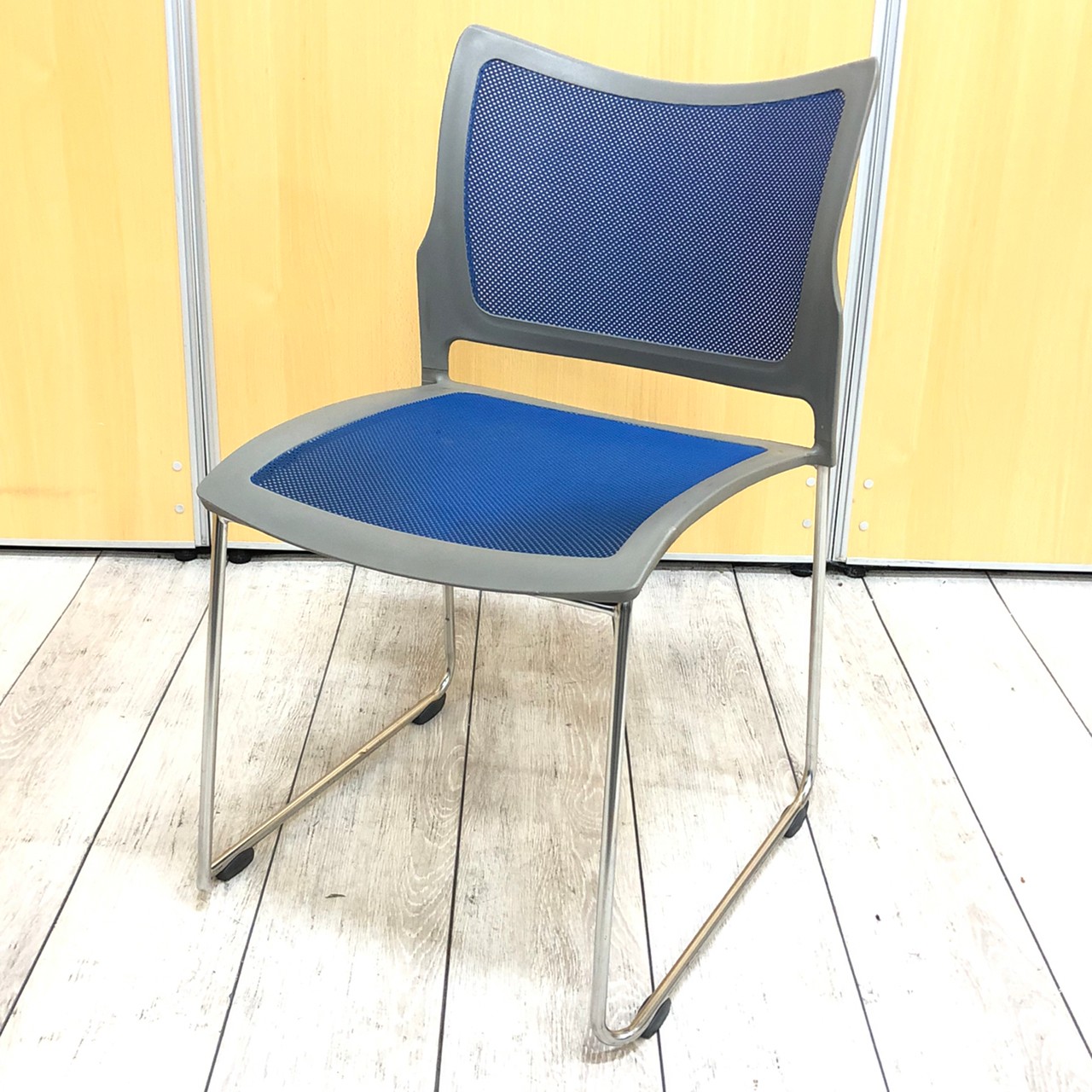 長時間の着座でも汗をかきにくいメッシュタイプ！
■スタッキングチェア/メッシュ/ブルー
                        その他シリーズ
                                    中古
            