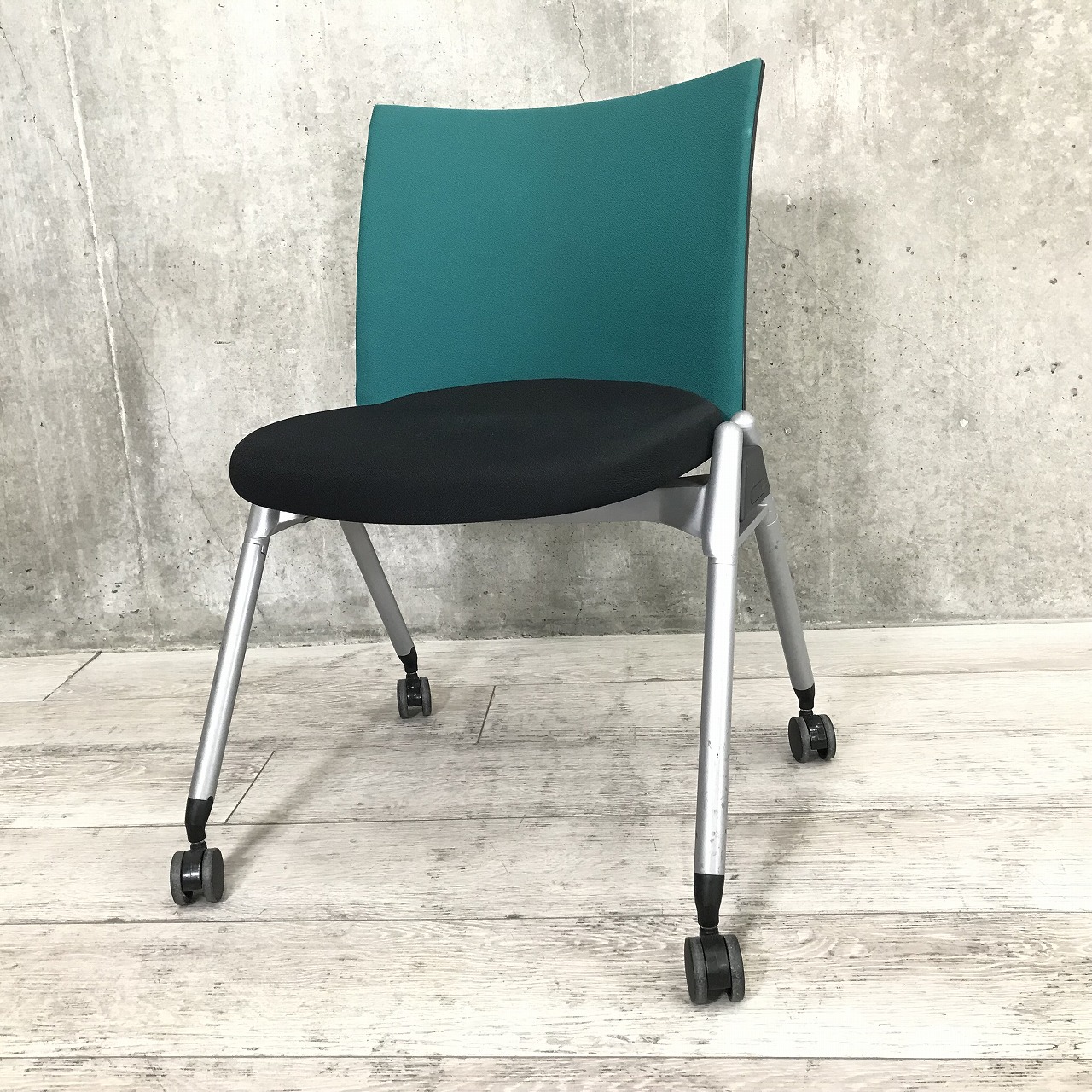 【格安シリーズ】【適度なクッションが心地よい！】■ウチダ　スタッキングチェア　キャスター付
                        エムエクス-350
                                    中古
            