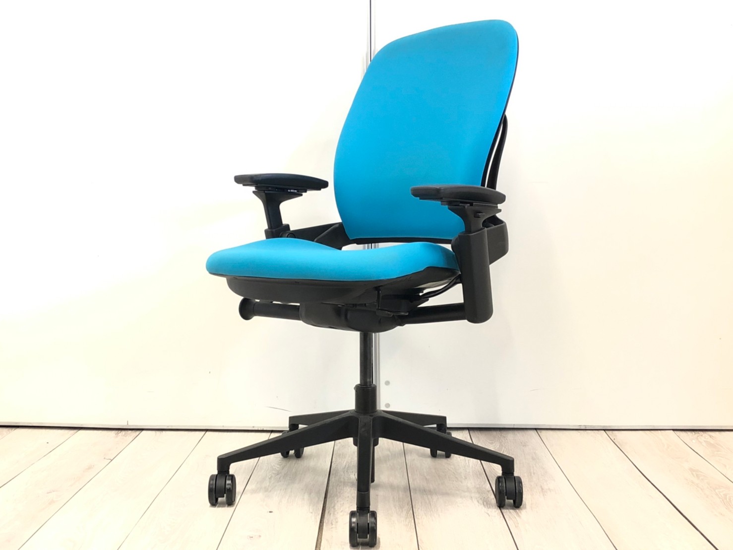 【座り心地にこだわるならコレ！】■スチールケース製　リープチェアV2　可動肘付　■エルゴノミクスの視点から誕生！残り2脚の為お安く
                        リープV2
                                    中古
            