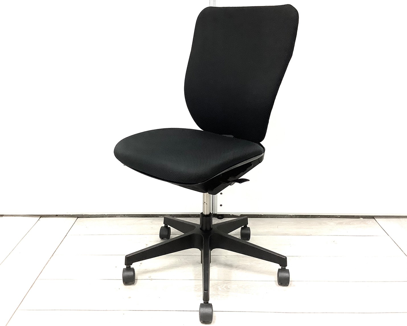 【背中をサポートするハイバックタイプ！】■イトーキ　プラオチェア　ブラック 　■心地よく座れるための多彩な調整機能！【在庫入替】
                        プラオチェア
                                    中古
            