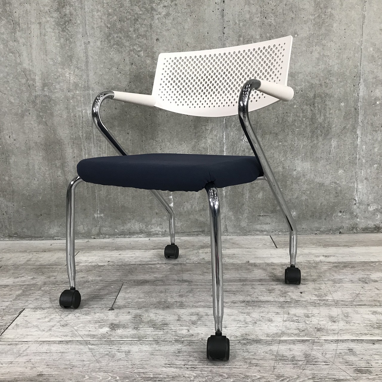 【定価約7万円】【肘付きスタッキングチェア】■VITRA　ネスティングチェア　ビザロール
                        ビザロール
                                    中古
            