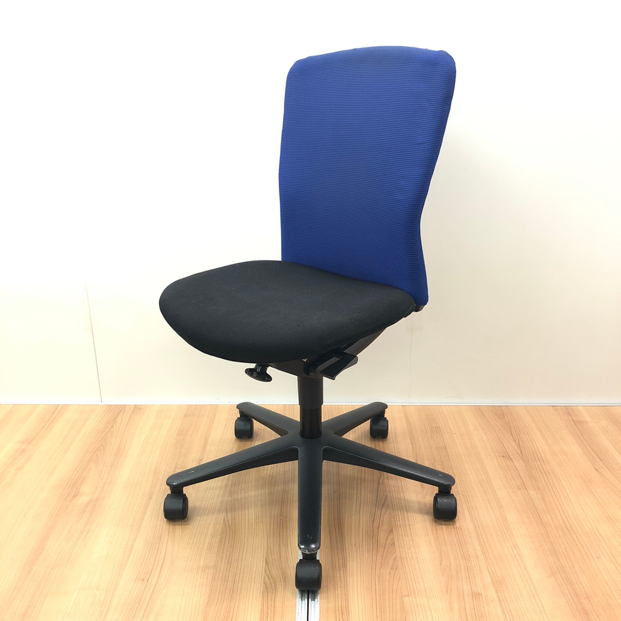 【在庫入替】【背面ストライプニット】オフィス空間をおしゃれに演出　ウチダ（UCHIDA)製　ルディオチェア
                        ルディオチェア
                                    中古
            