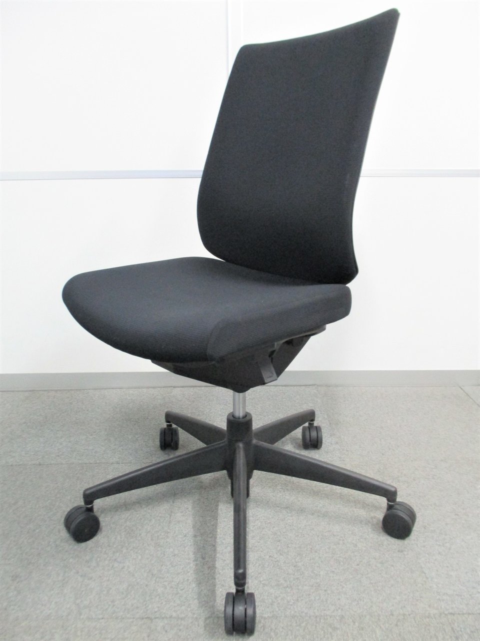 【身体の動きにジャストフィット！】■コクヨ製　ウィザード2チェア　ブラック　■リラックスできるハイバックタイプ！
                        ウィザード2
                                    中古
            