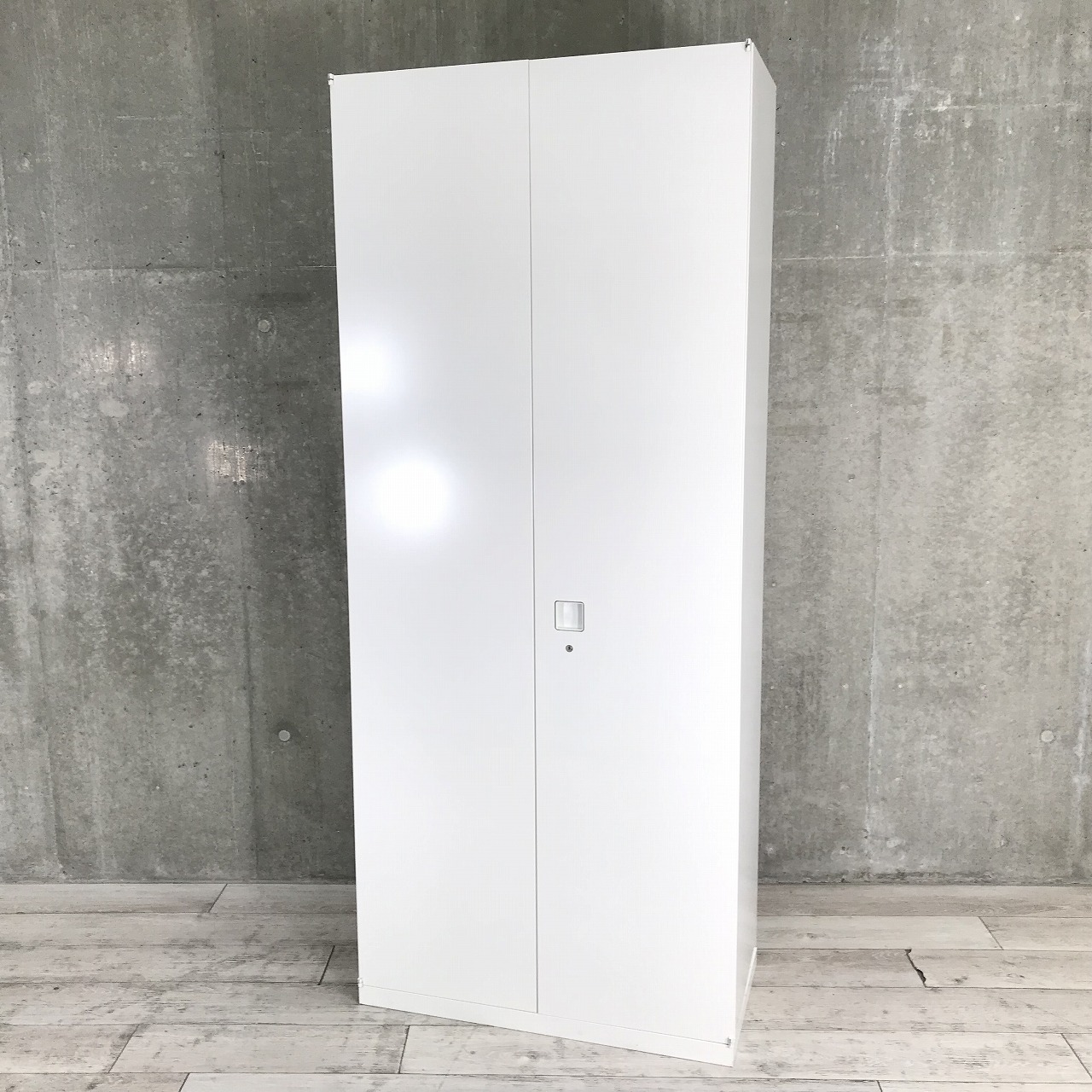 【ワードローブ】一見書庫ですが、ロッカーとして使用できます！背が高くロングコートも対応可能！
                        レクトラインロッカー
                                    中古
            