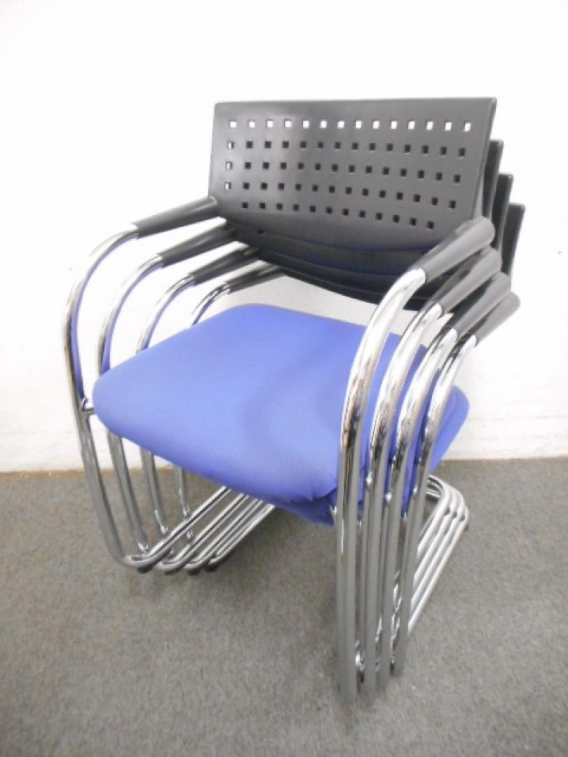 【お得な4脚セット！】【使用しないときは積み重ねられて収納〇！省スペースでも活躍×座り心地も抜群！】vitra/ビザビ/ブルー
                        ビザビチェア
                                    中古
            