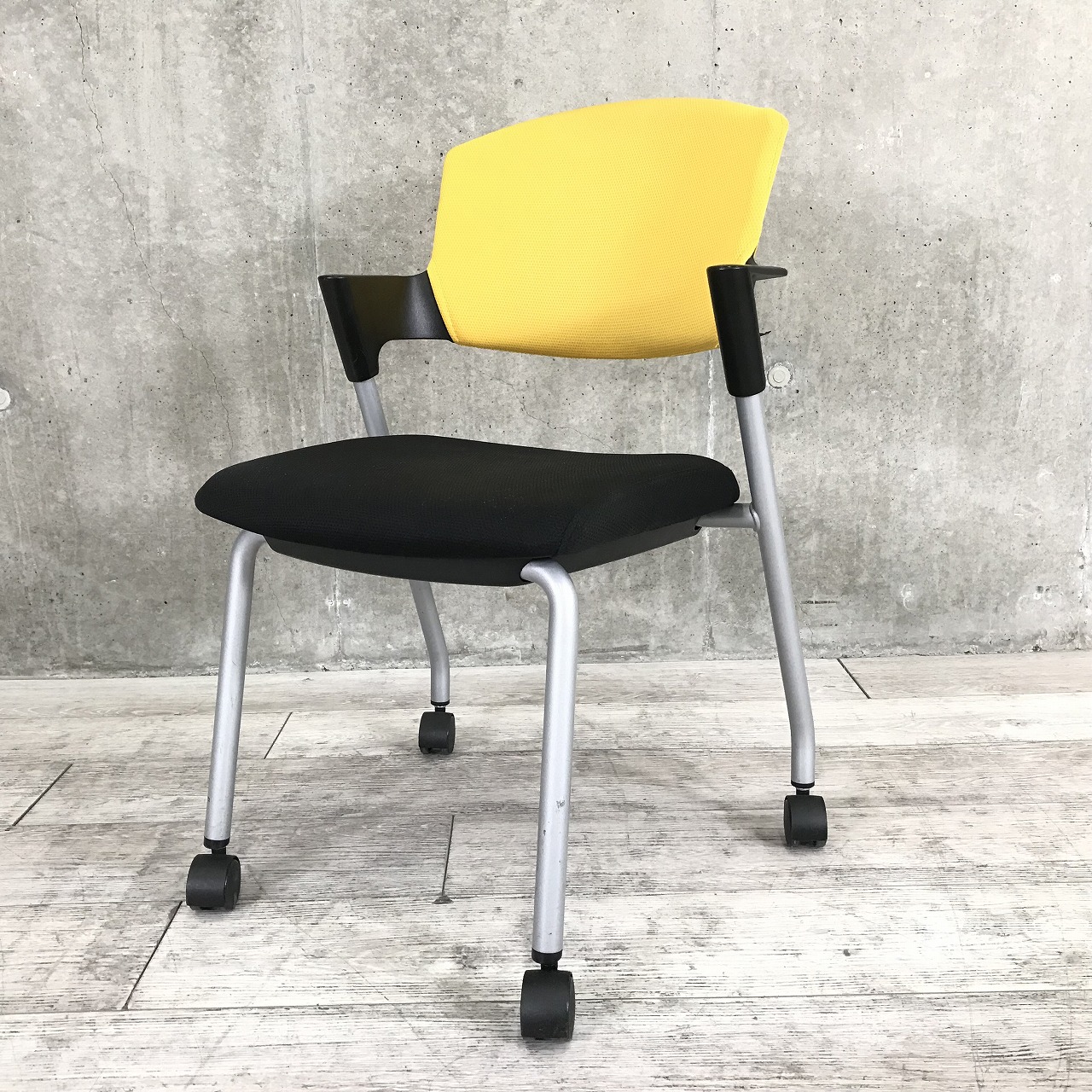 【8脚入荷】コクヨ　プロッティ　スタッキングチェア　キャスター付　ブラック×イエロー【会議チェア】
                        プロッティチェア
                                    中古
            