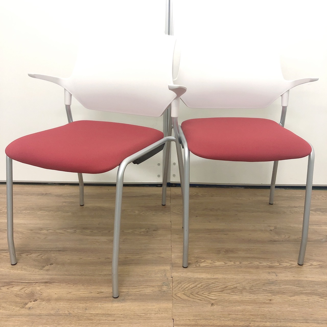 スタッキング　ホワイトフレーム　レッド　収納　研修　待合　会議　エントランス　おしゃれ 　２０１５年製 　【２脚セット】
                        ステンザ
                                    中古
            