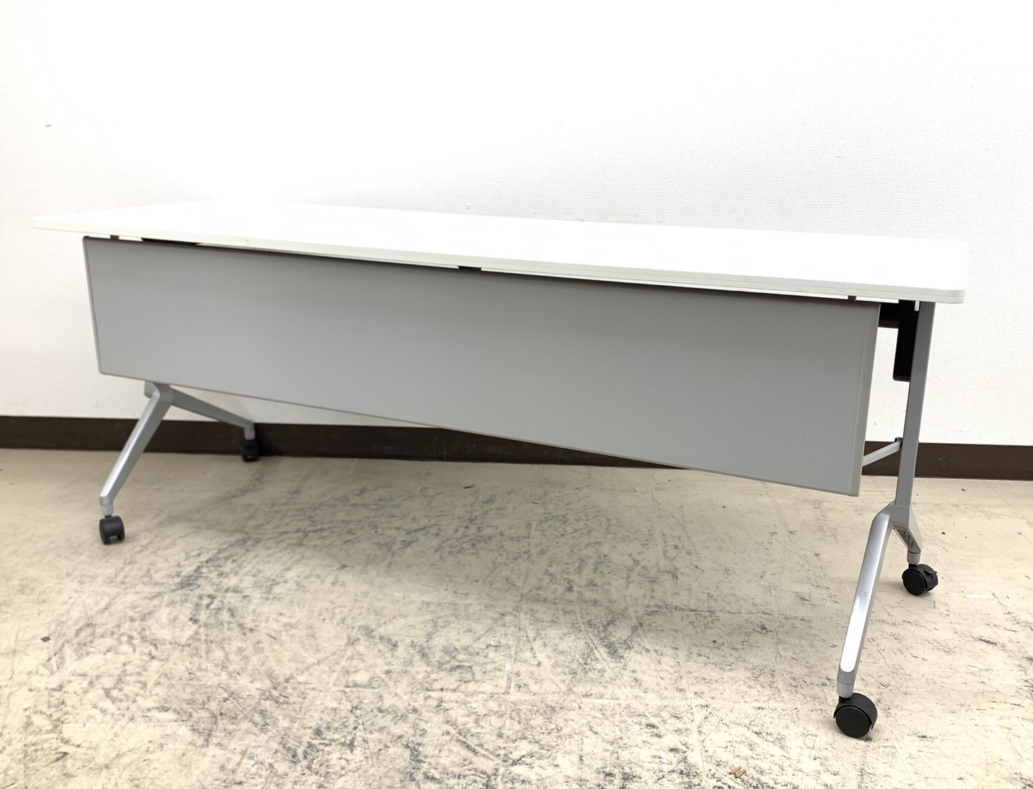 【12台入荷！】真っ白天板はかどる会議！便利キャスター付き平行スタックテーブル◆コクヨ製
                        リーフライン
                                    中古
            