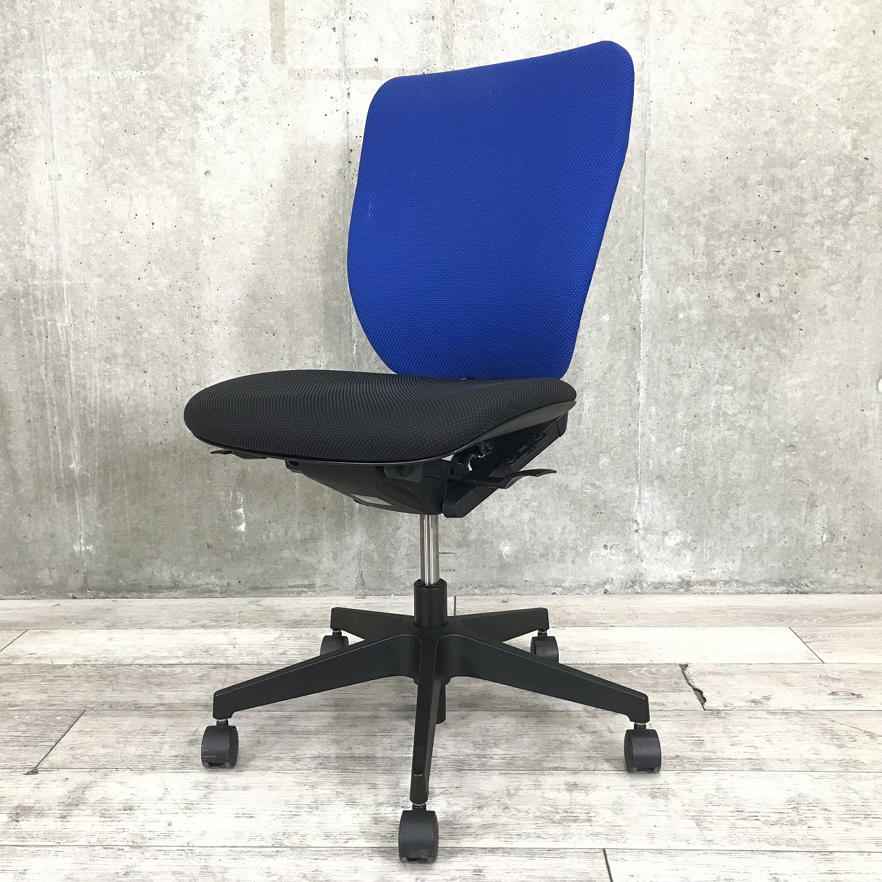 【6脚入荷】渋いブルー/ブラックカラー！定番オフィスチェアNO1シリーズ　プラオ※肘掛けなし仕様◆イトーキ製【RP】
                        プラオチェア
                                    中古
            