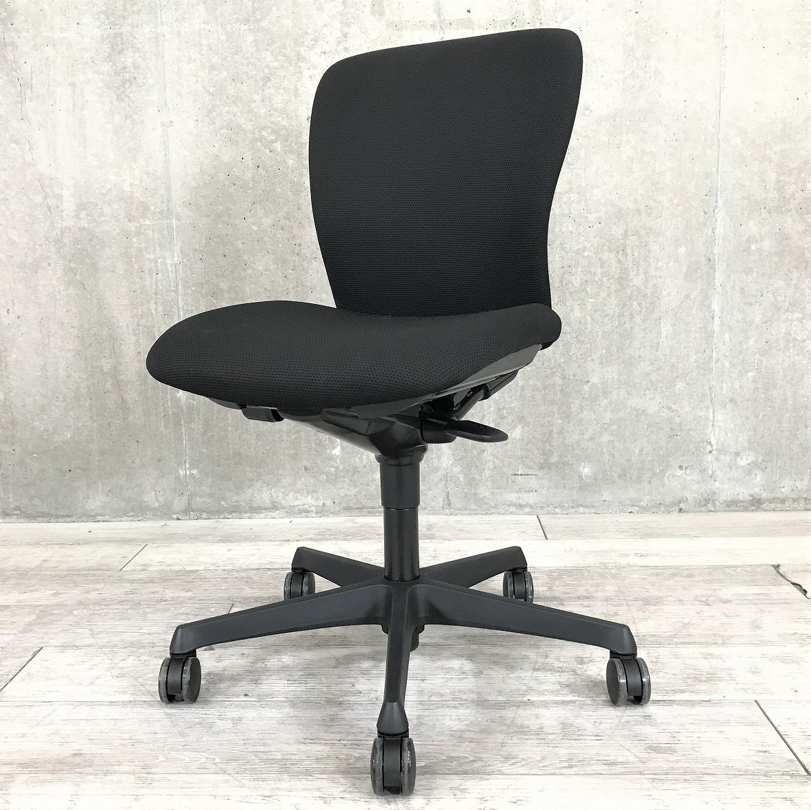 ☆2022年製！【機能充実のワーキングチェア！】■オカムラ製　スラートチェア　ブラック　■身体を包み込むやさしい座り心地！
                        スラート
                                    中古
            