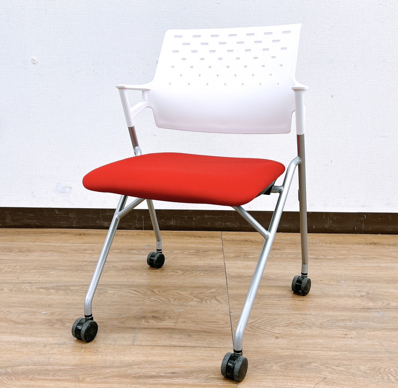 【大量入荷】ピエガネスティングチェア⇒ホワイト＆レッドのシンプルデザインコスパ高◆コクヨ製【RP】
                        ピエガ
                                    中古
            