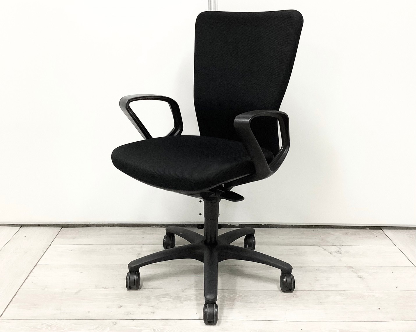 定番／人気／品質良好　◆Okamura／オカムラ　◆Carrozza／カロッツァ ※横浜本店撮影画像※
                        カロッツァチェア
                                    中古
            