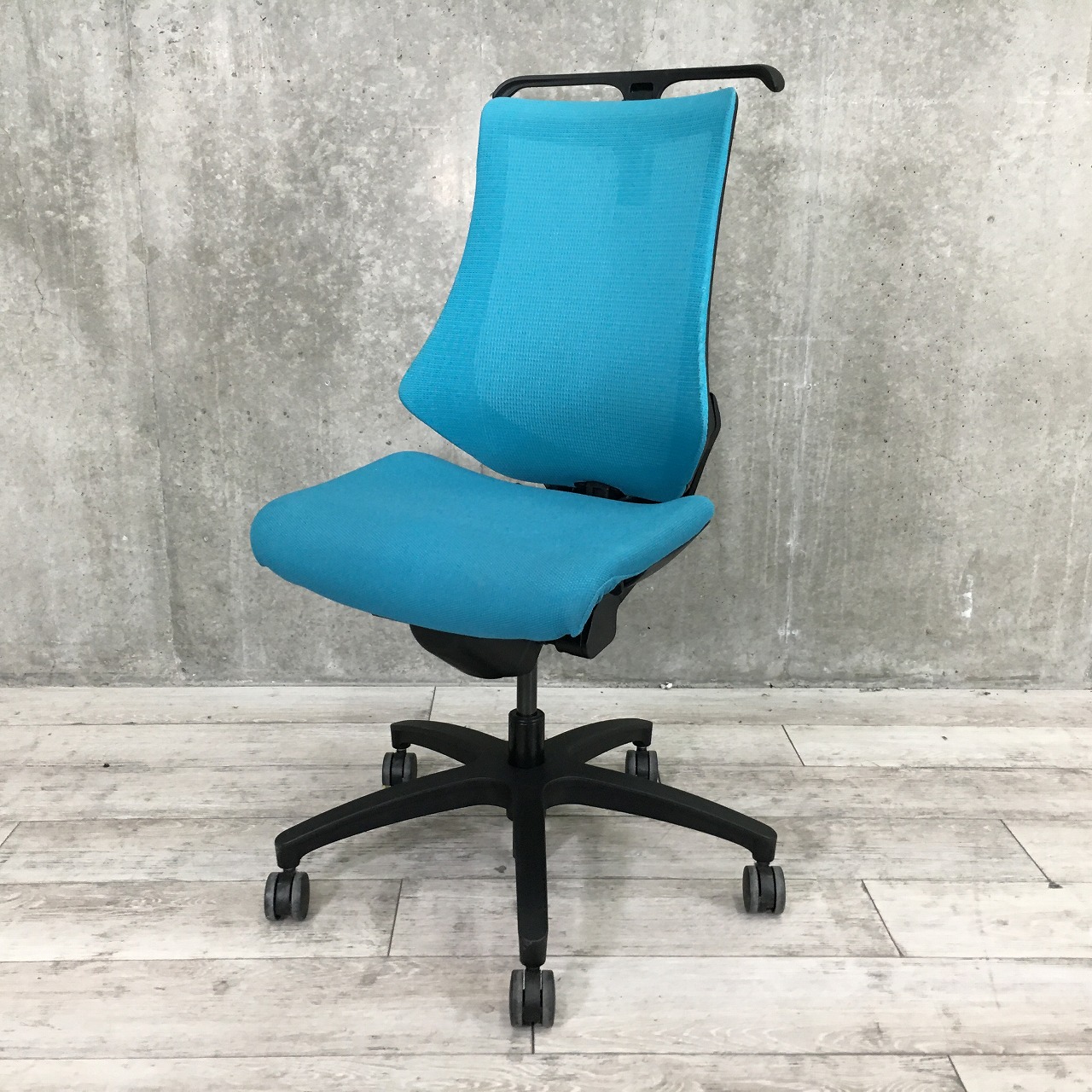 三次元フォルムが腰にフィット！フリー＆フィットの快適チェア！女性にも人気の商品です！■イトーキ/エフ/ストロングブルー　
                        エフメッシュ
                                    中古
            