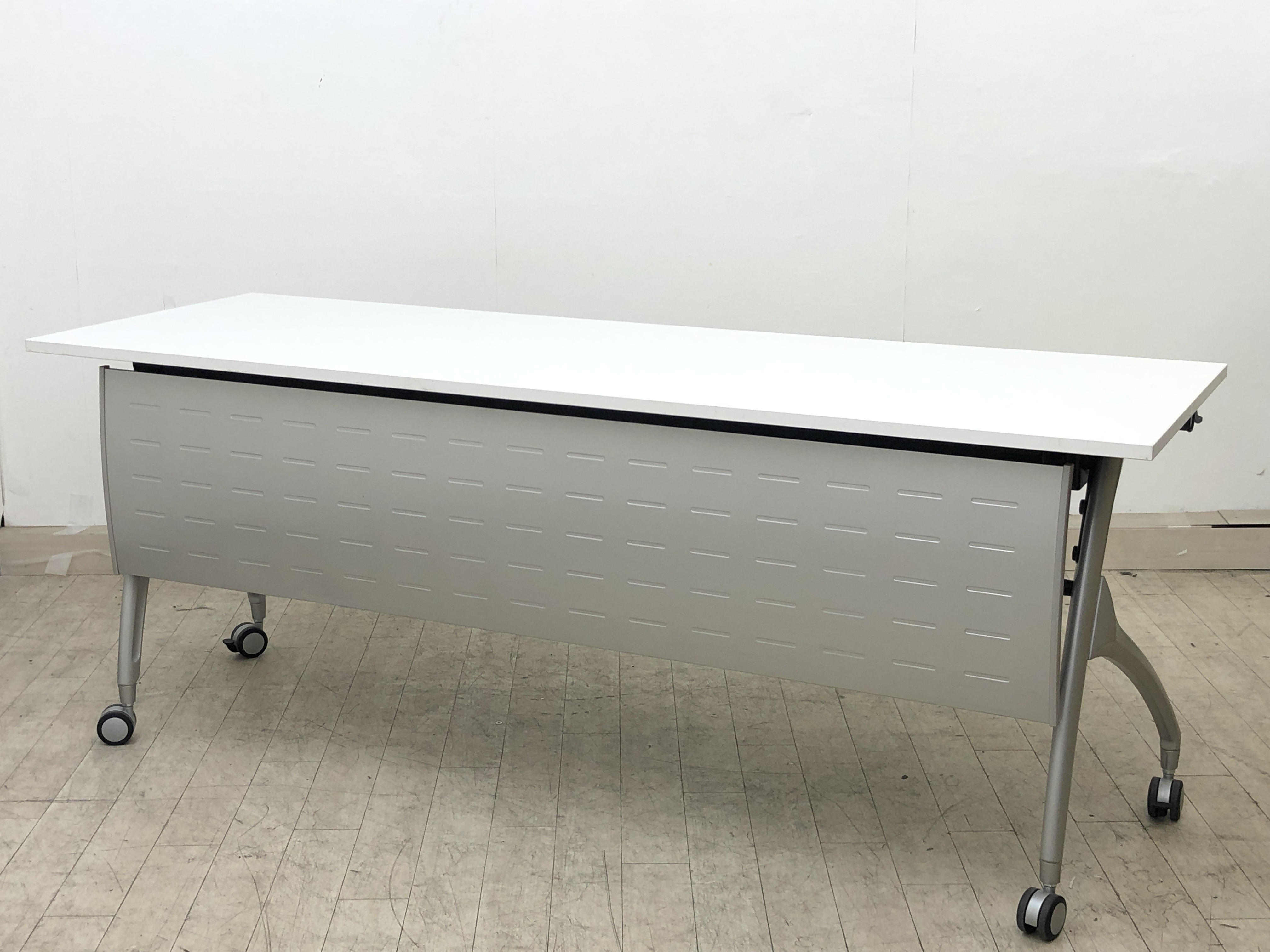 【KS】【美しいデザイン！】■サイドスタックテーブル　W1800×D600mm　幕板パネル付
                        リリッシュ2
                                    中古
            