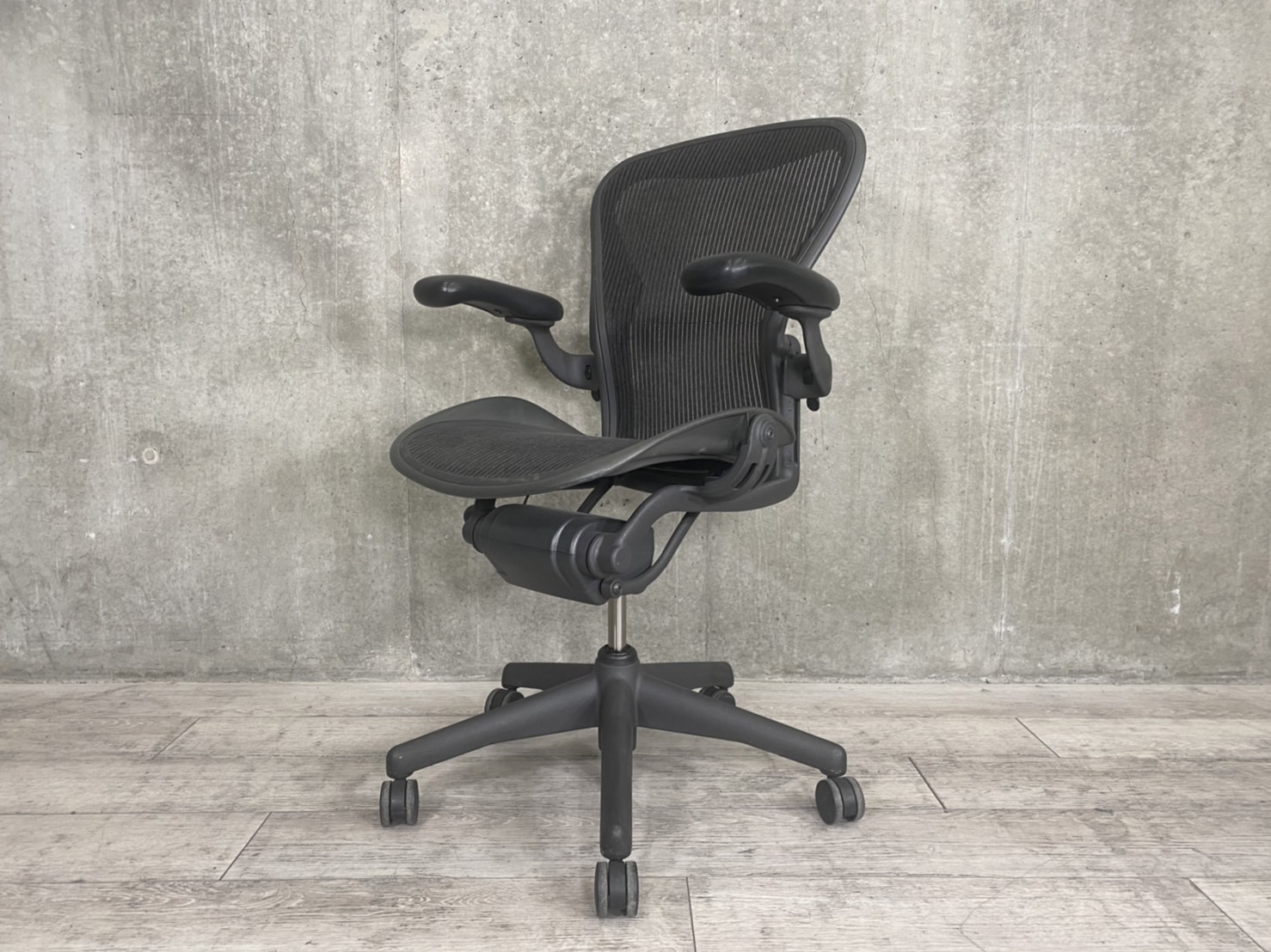 【ランバーサポート無しの為、お安く！】■ハーマンミラー製　■アーロンチェア　■Bスタンダード　■肘レバー可動
                        アーロンチェア
                                    中古
            