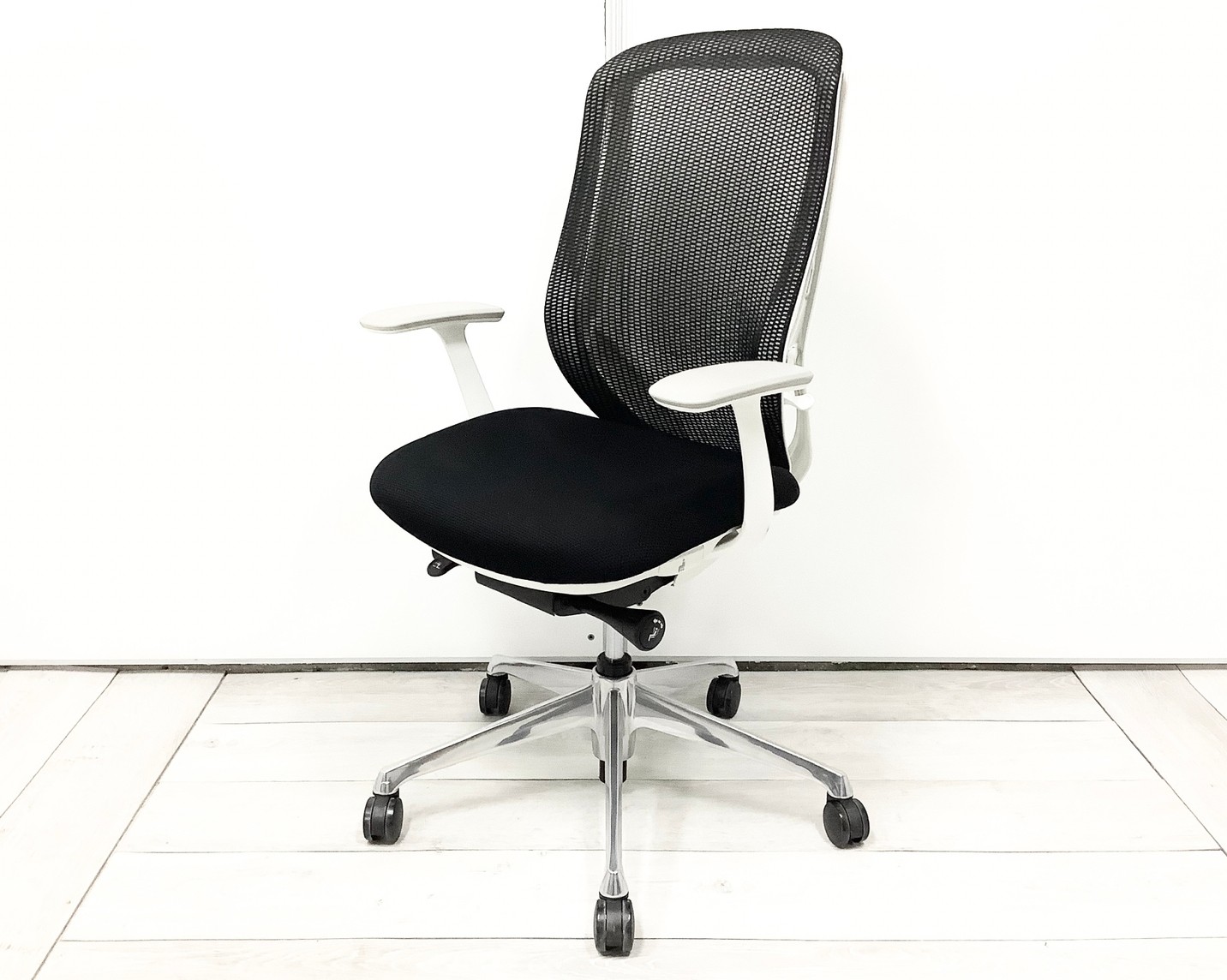 【2018年製!】大人気のチェアシリーズ！！■オカムラ/シルフィー/ブラック
                        シルフィー
                                    中古
            