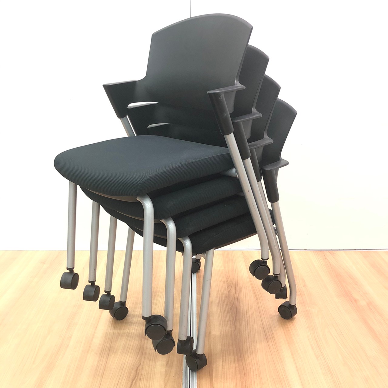 【お得な4脚セット！簡単な打ち合わせやミーティングスペースにぜひ！】コクヨ（KOKUYO）スタッキングチェア　プロッティチェア　■色：ブラック
                        プロッティチェア
                                    中古
            