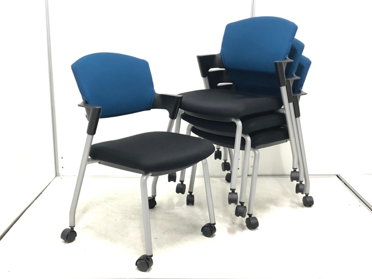 【10%OFFの4脚セット！】
クッション性に優れたミーティングチェア！
#コクヨ #プロッティ #プルシアンブルー #キャスター付 #会議室 #学習塾 #セミナー #おしゃれ #中古オフィス家具 #通販
                        プロッティチェア
                                    中古
            