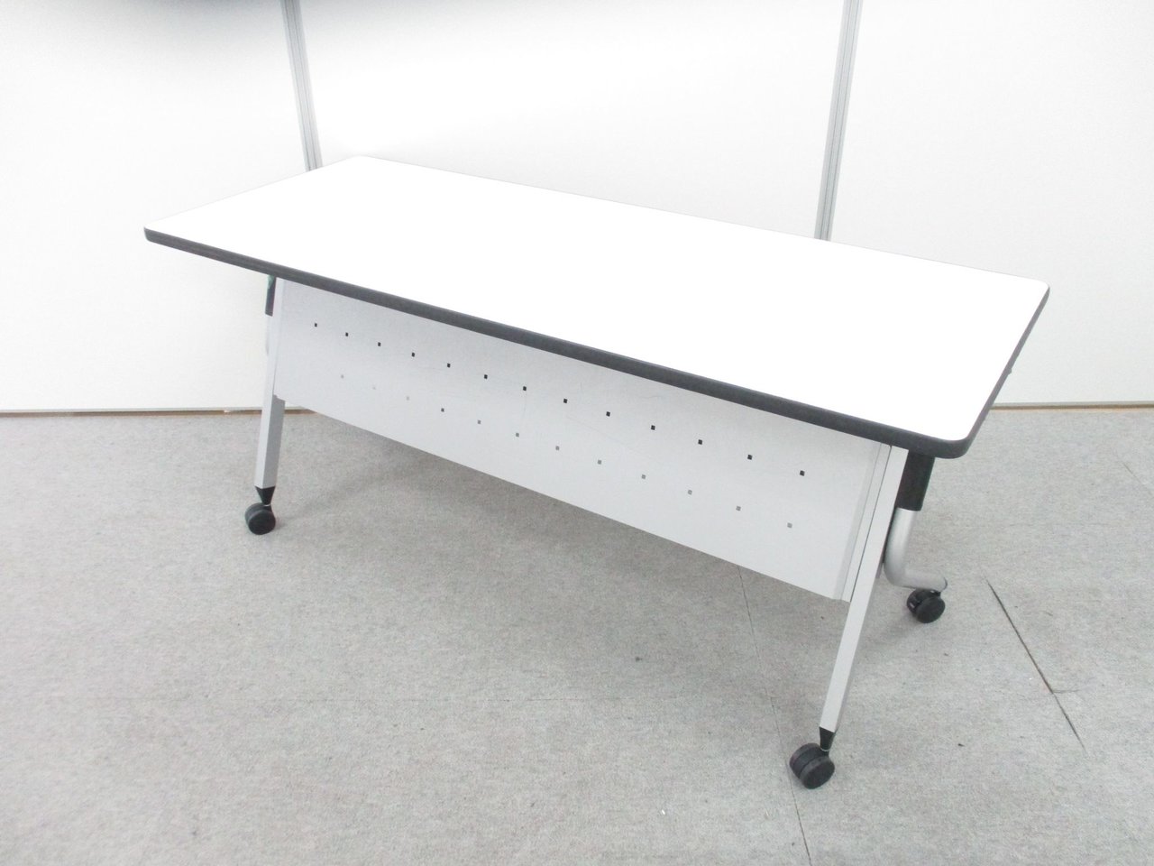 【2台限定の特別価格！！】重ねてコンパクト！移動も出来るサイドスタックテーブル！
                        Linello
                                    中古
            