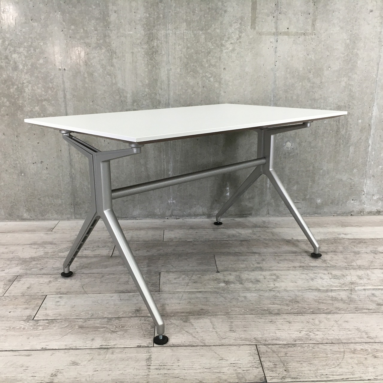 【ミーティングテーブル入荷！！】　 ミーティングテーブル　ホワイト　イトーキ　W1200
                        DDD
                                    中古
            