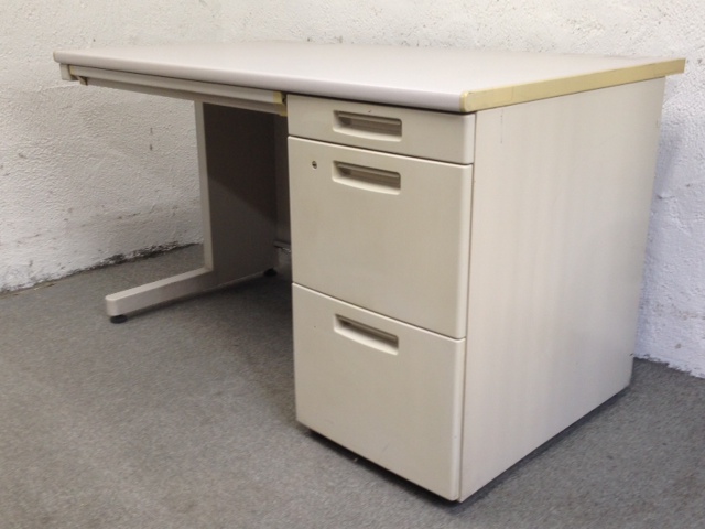 定番片袖デスクが入荷！w1200㎜の使い勝手が良い定番サイズ！既存デスクとのマッチングも良好？
■コクヨ/BS/ニューグレー
                        新BSシリーズ
                                    中古
            