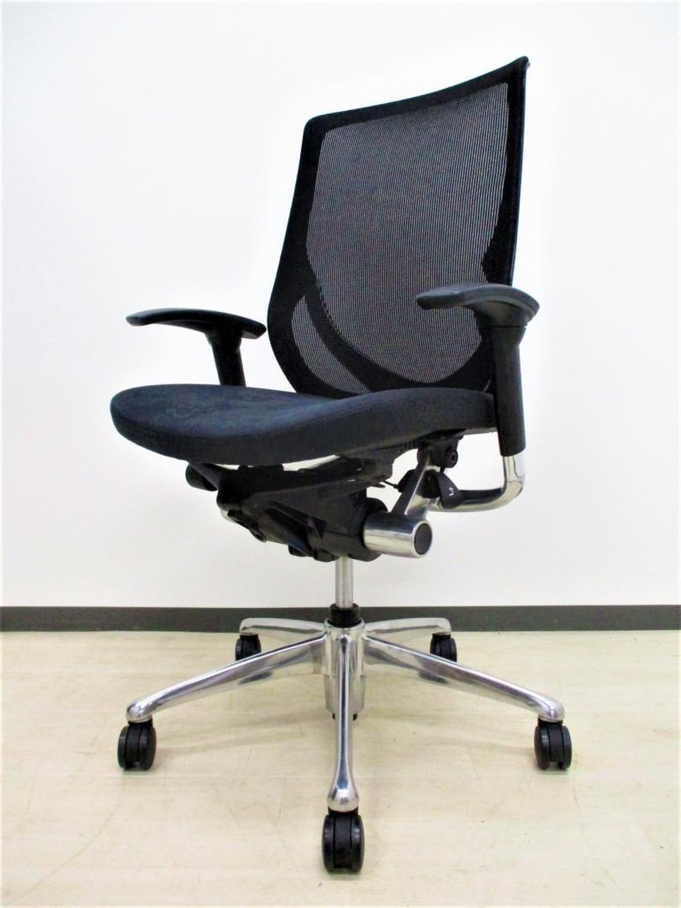 【背もたれの姿が美しい！】バロンと同系で人気です！オカムラ/ゼファー/ブラック/稼働肘/ポリッシュフレーム
                        ゼファー（メッシュ）
                                    中古
            