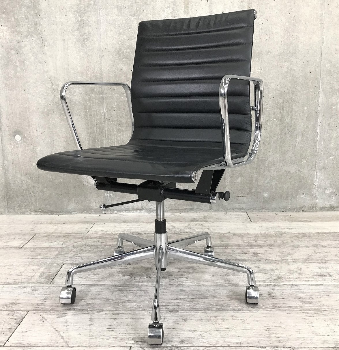 【上質なデザイン！】■アームチェアー　レザータイプ　ブラック【リプロダクト品】【デザインチェア】
                        その他シリーズ
                                    中古
            