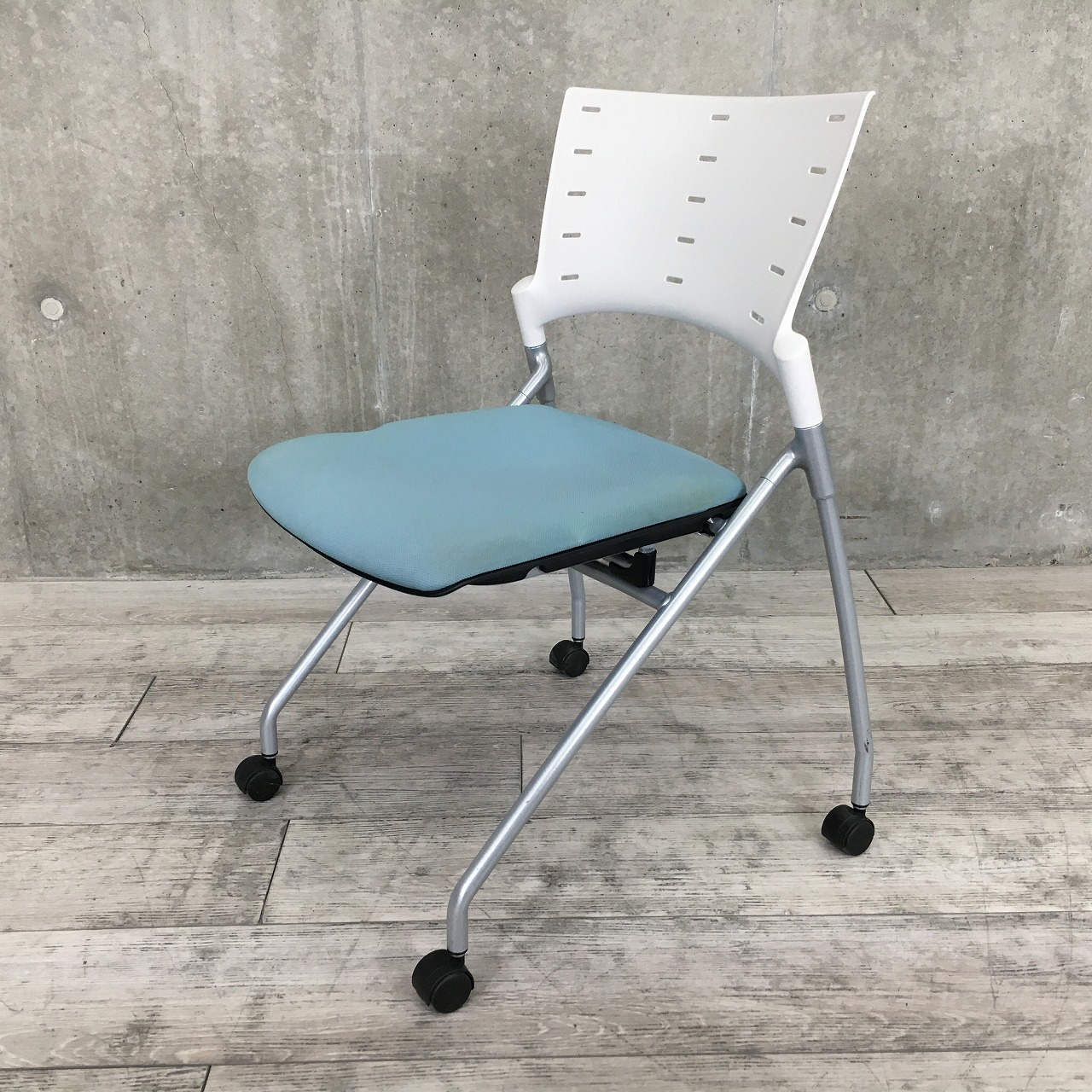 【在庫入れ替えセール】汎用性の高いスタッキングチェア入荷！会議室にも、セミナールームにも！オフブラック【管理番号：A00883995】
                        マノスチェア
                                    中古
            