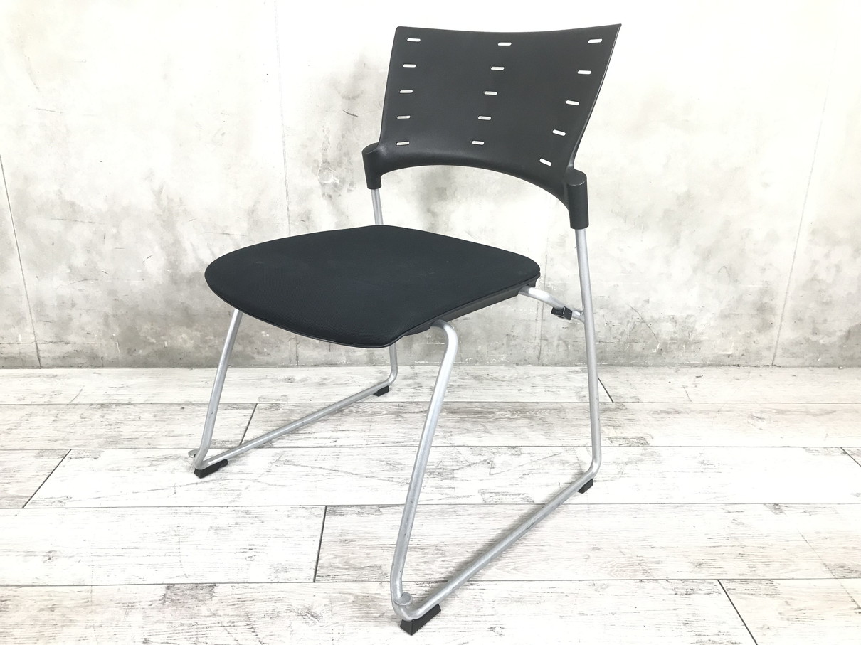 重ねて収納！使い勝手抜群のスタッキングチェア入荷しました！
                        マノスチェア
                                    中古
            