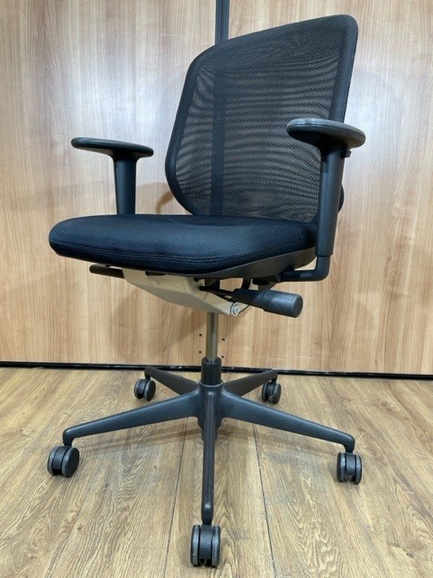 【座面が広い海外製チェア！】ヴィトラ　メダパルチェア　ブラック　可動肘　ハイバック　メッシュ　海外製　
                        メダパル
                                    中古
            