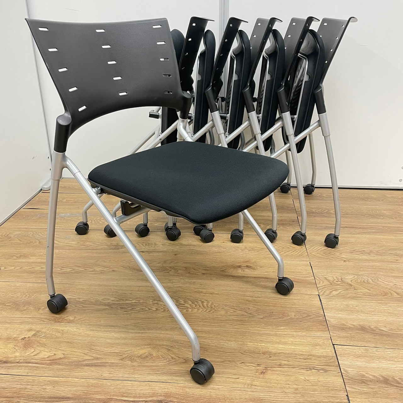 【6脚セット】イトーキ製　マノスシリーズ　ブラックカラー　ネスティングチェア！！
                        マノスチェア
                                    中古
            