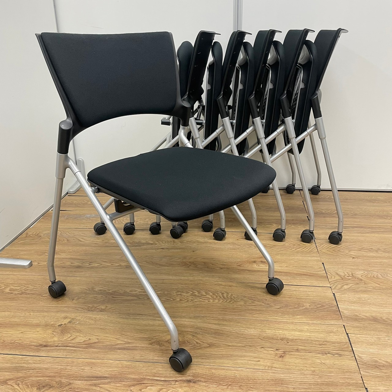 【6脚セット】イトーキ製　マノスシリーズ　ブラックカラー　ネスティングチェア！！
                        マノスチェア
                                    中古
            