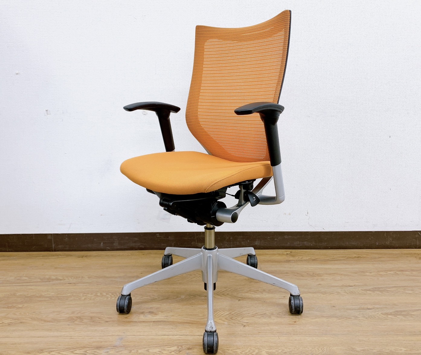 【状態良好】希少ハイバック！オレンジカラーバロン（Baron）チェア※可動肘かけ＆シルバーフレーム仕様◆オカムラ製【RP】
                        バロンチェア
                                    中古
            