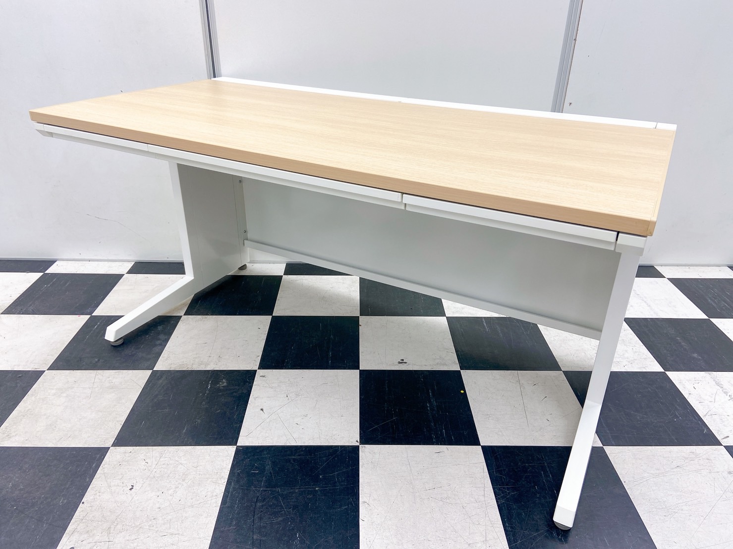 【木目調×幅広の人気デスク！】オカムラ（okamura）アドバンスシリーズ　平机　■色：ナチュラル（MK37）　幅1400㎜　引き出し付き！
                        アドバンス
                                    中古
            