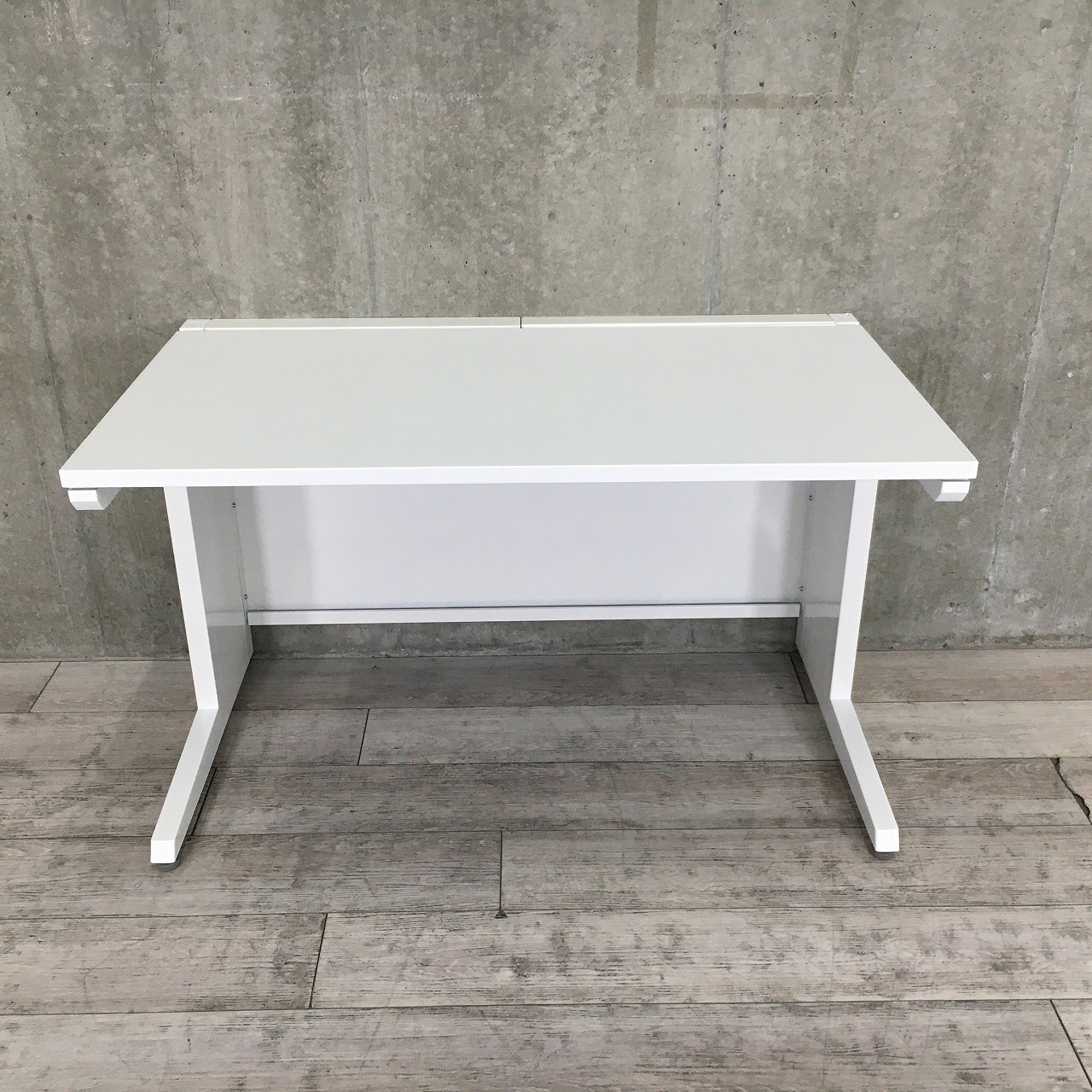 【使いやすさで選ぶならコレ！】■オカムラ　アドバンスシリーズ　平デスク　W1200×D700mm　ホワイト　引出し無
                        アドバンス
                                    中古
            