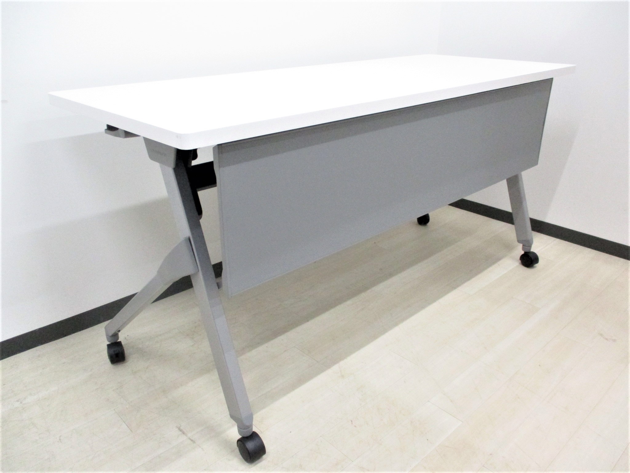 W(幅）1500mm スタックテーブル　幕板付きでセミナーや会議室におすすめ！　オカムラ　フラプター
                        フラプター
                                    中古
            