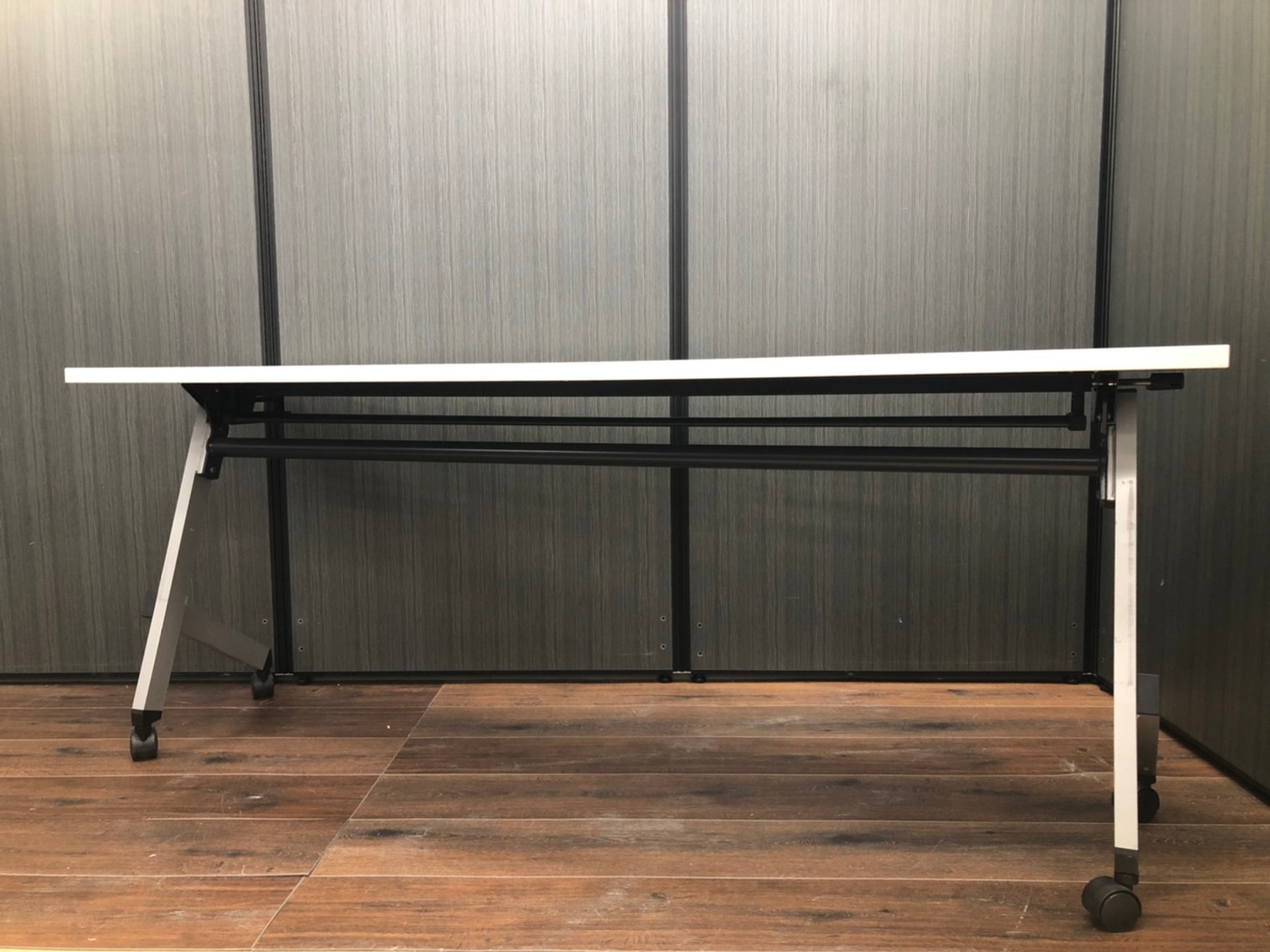 【8台入荷！！】内田洋行の人気サイドスタックテーブルが入荷！　■ウチダ　ホワイト　横幅1800㎜×奥行き450㎜
                        プラッテ
                                    中古
            