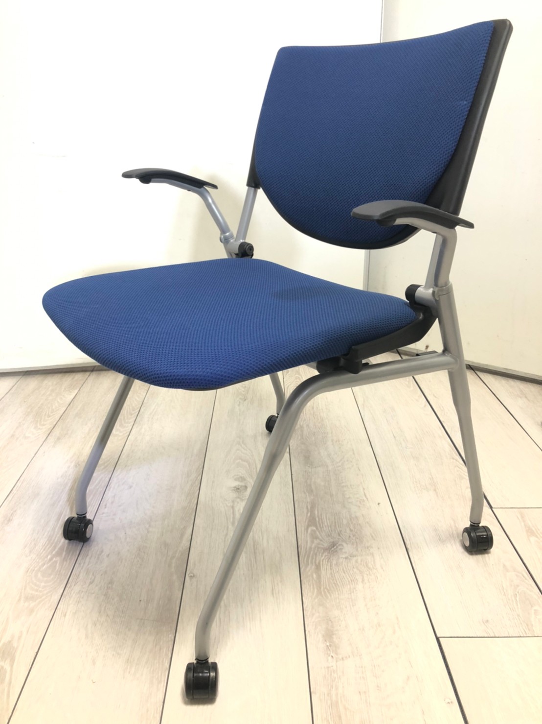 【会議室でも執務室でも活躍できる！】【今なら数がそろいます！】
                        プロスタック
                                    中古
            