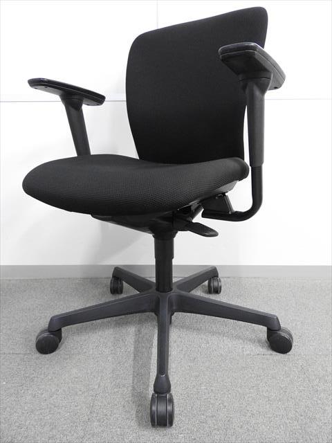 【機能充実のワーキングチェア！】■オカムラ製　スラートチェア　可動肘付　ブラック　■身体を包み込むやさしい座り心地
                        スラート
                                    中古
            