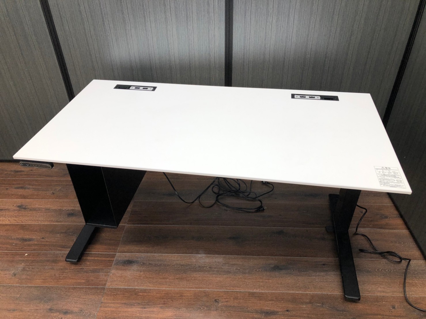 【心身の健康に良い仕事を！】　■オカムラ　スイフトシリーズ　■電動昇降式デスク　■ホワイト　■スタンディングデスク 　レア
                        Swift
                                    中古
            