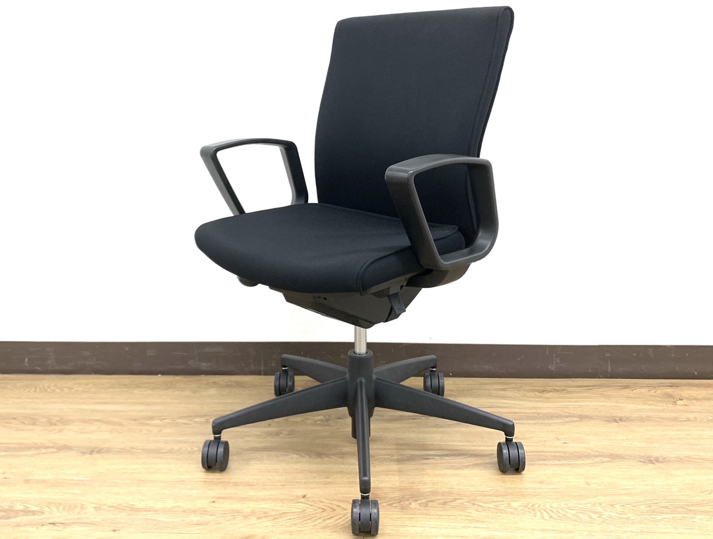 【のこりあと1脚】商品入替セール！分厚いクッションお仕事快適ブラックオフィスチェアPUNTO（プント）渋い！ブラックカラー※固定肘掛け仕様◆コクヨ製【RP】
                        プント
                                    中古
            