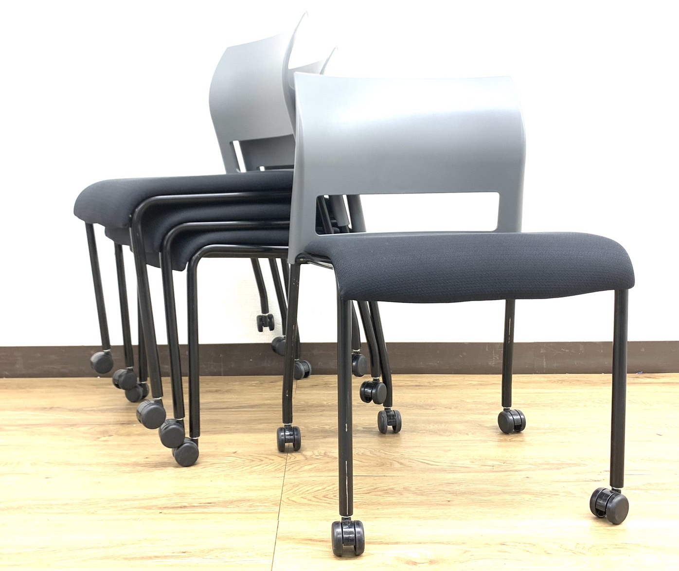 【3セット入荷】４脚セット⇒モノトーンブラック＆グレーカラー！スタッキングチェア※キャスター付き仕様◆StealCase製【RP】
                        その他シリーズ
                                    中古
            