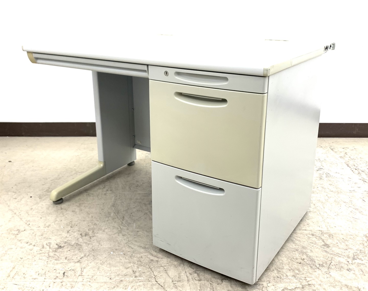 【大量台入荷】【状態要考慮】まだまだ使えますオフィス定番片袖デスク※３段引出仕様◆オカムラ製【RP】
                        SD-Vシリーズ
                                    中古
            