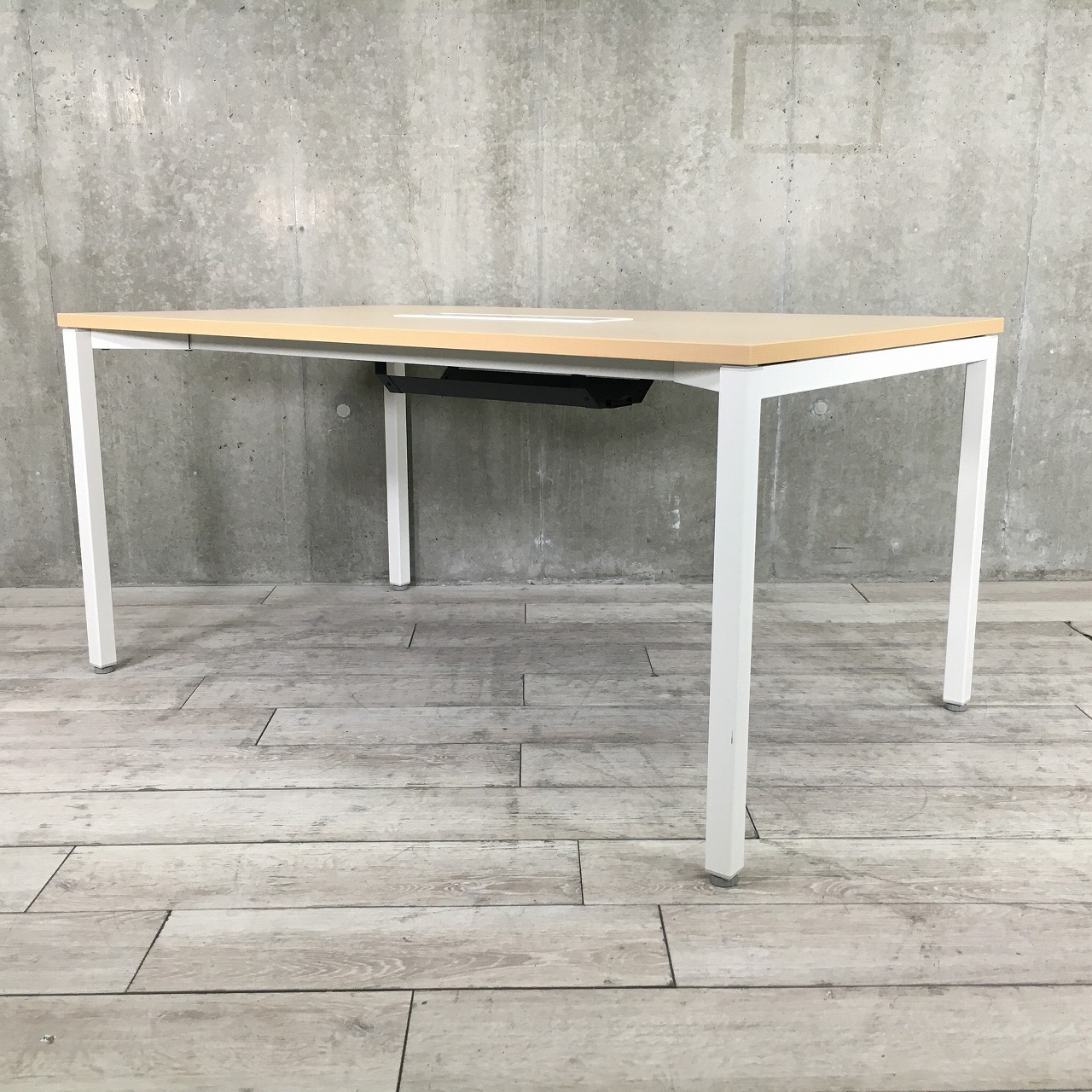 【流行の木目調！4つ足の為、お誕生日席を使えば6名様でも使用可能！さらに配線付きの為、PC作業もできます！！】■内田洋行　4つ足　幅1500㎜　奥行900㎜　木目　配線有
                        ノティオ
                                    中古
            