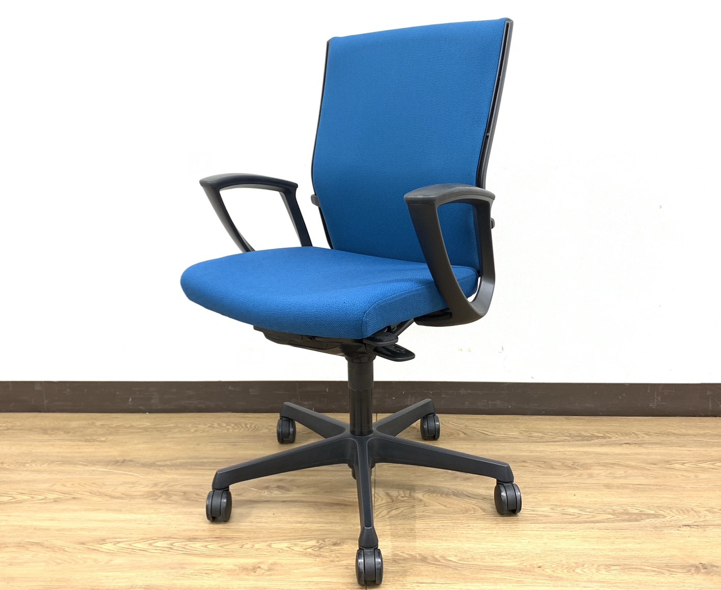 【残りわずか1脚】キレイ目鮮やかブルーカラー定番オフィスチェアエスクード（Escudo）シリーズ※固定肘掛け付き仕様◆オカムラ製【RP】
                        エスクード
                                    中古
            