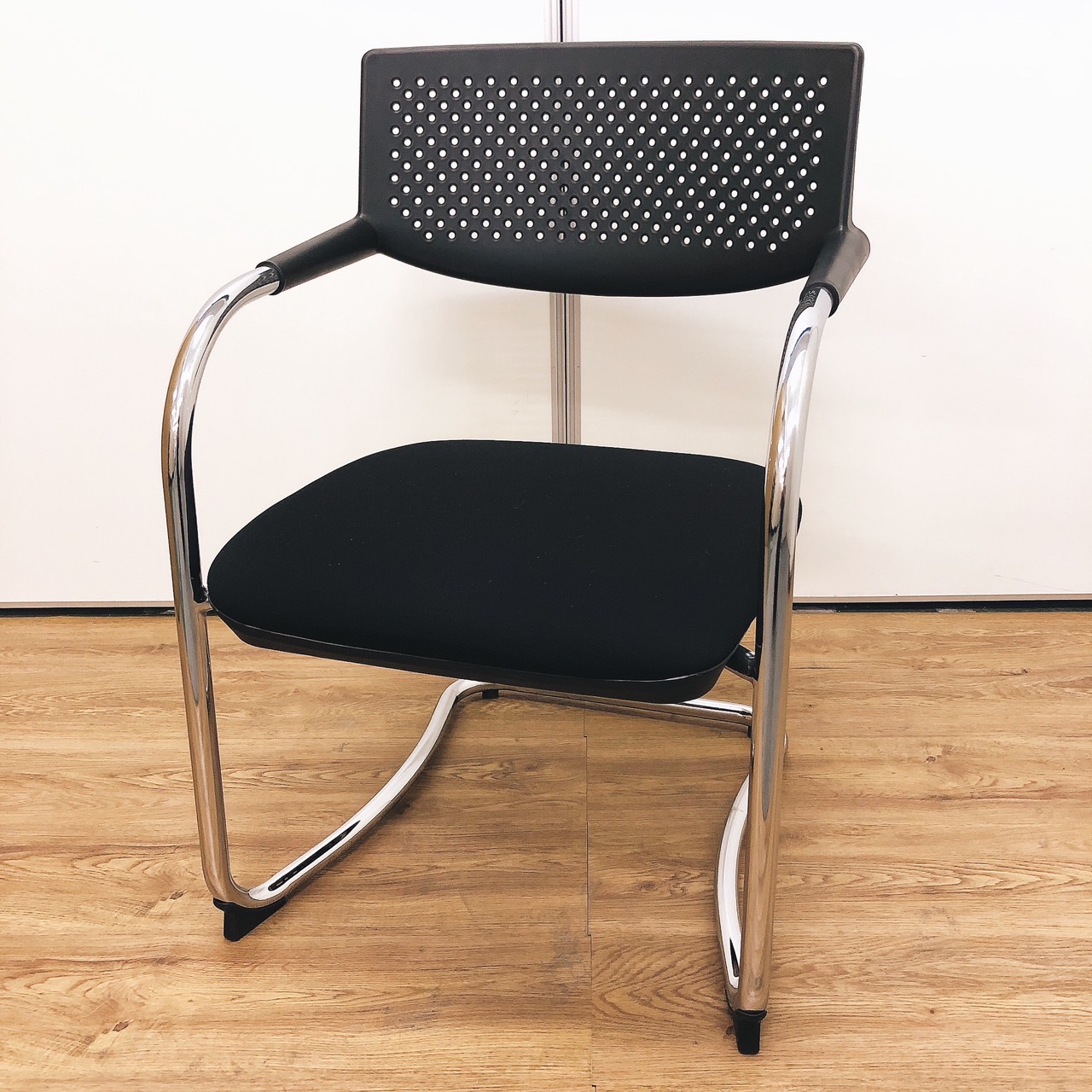 ミーティングチェア　カンチレバー　ブラック　研修　打合せ　会議　待合　オススメ　【２０２１年製品】
                        その他シリーズ
                                    中古
            